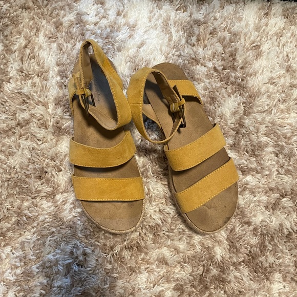 Universal Thread platforms size 8.5 - Picture 3 of 3